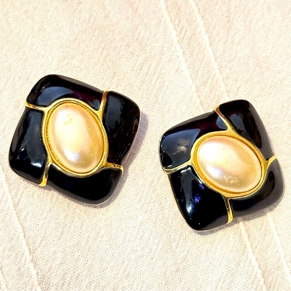 KJL EARRINGS Women Enamel Kenneth Jay Lane Clip On Faux Pearl Square Black 0631 - Picture 1 of 6